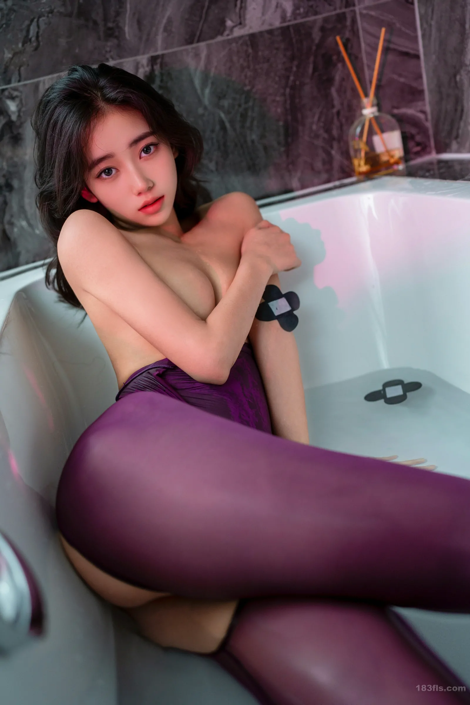 xiuren秀人网福利时安安大尺度私拍写真紫色丝袜
