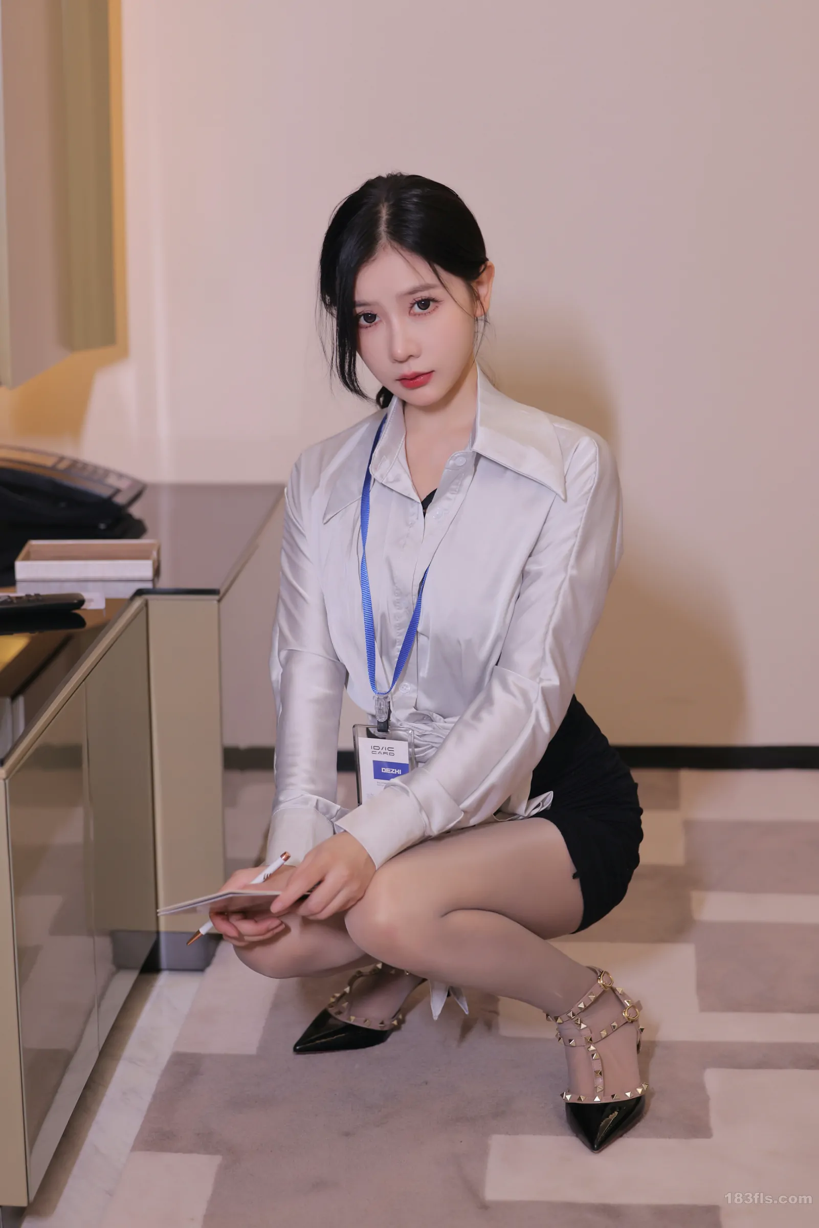 xiuren秀人网福利尹甜甜大尺度私拍写真职业OL装-第3张图片-宅男套图吧
