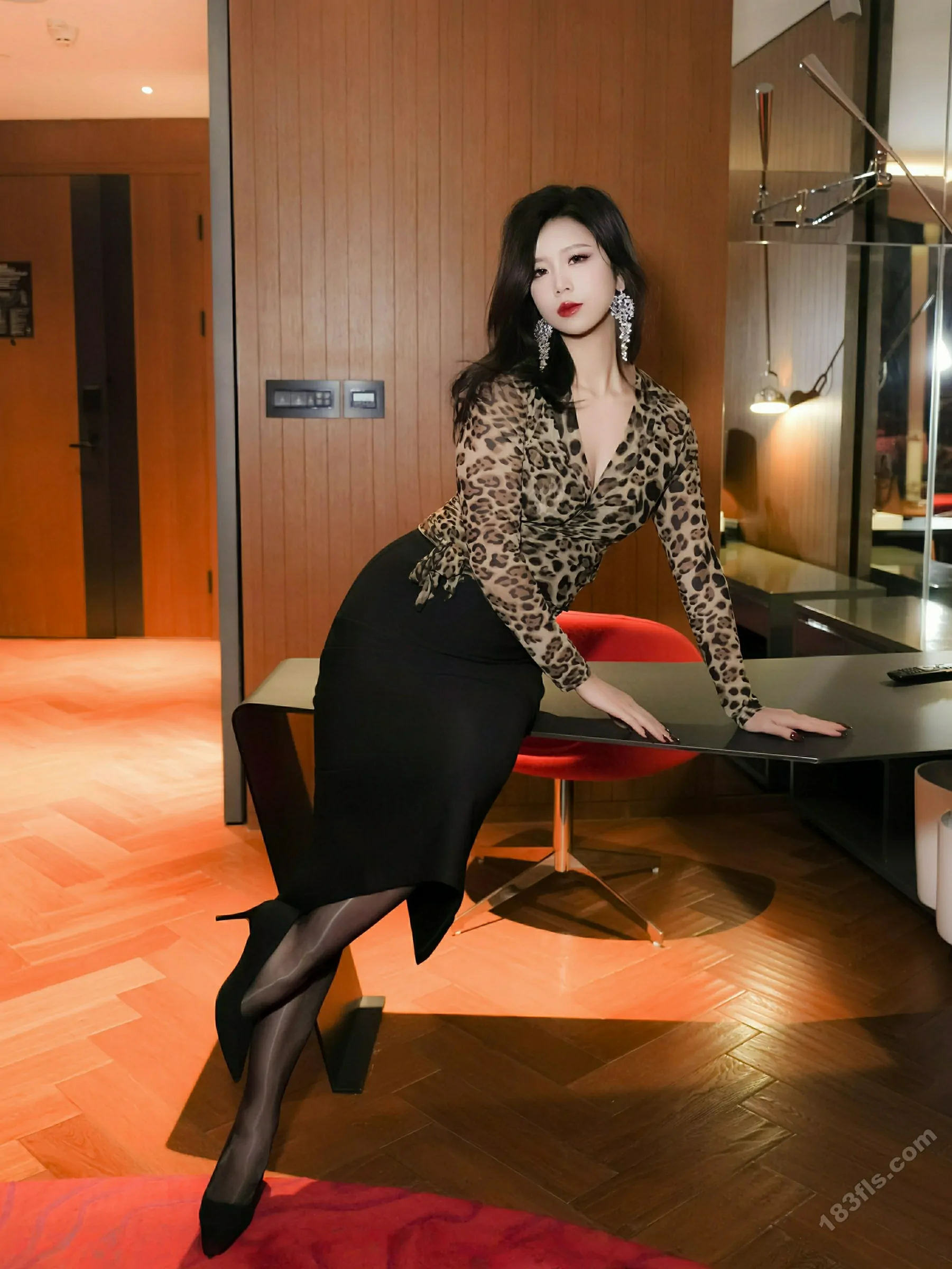 [XIUREN秀人网] 2025.10.23 No.10901 玫瑰我爱你-第4张图片-宅男套图吧