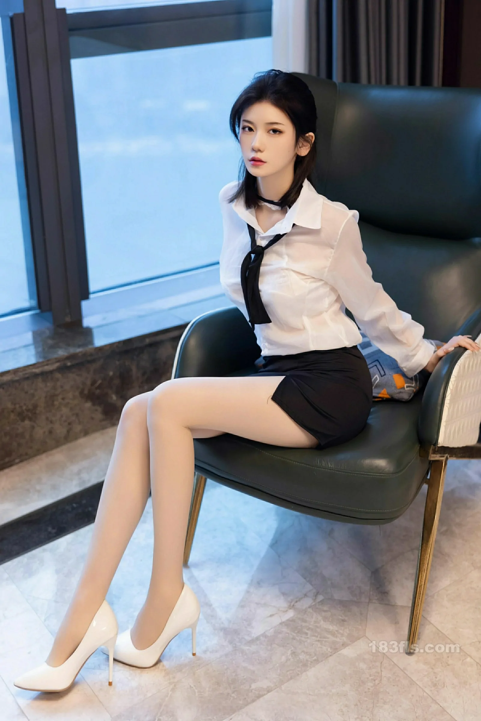 [XIUREN秀人网] 2025.12.05 No.11077 凌七七-第2张图片-宅男套图吧