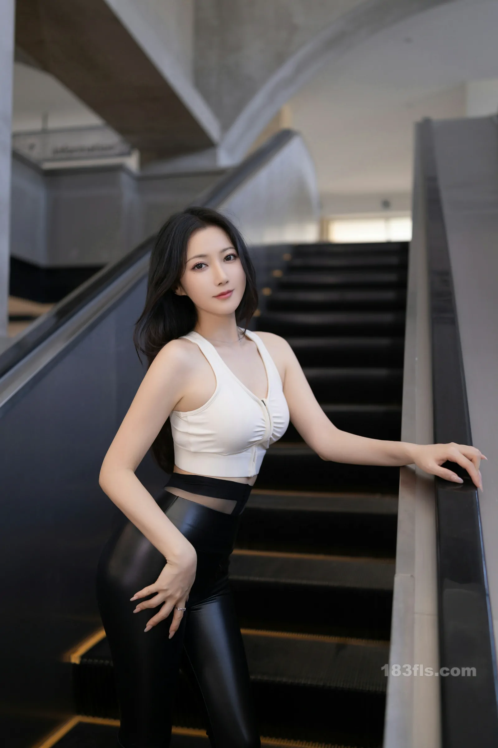 xiuren秀人网福利鱼子酱Fish大尺度私拍写真行李托运-第5张图片-宅男套图吧