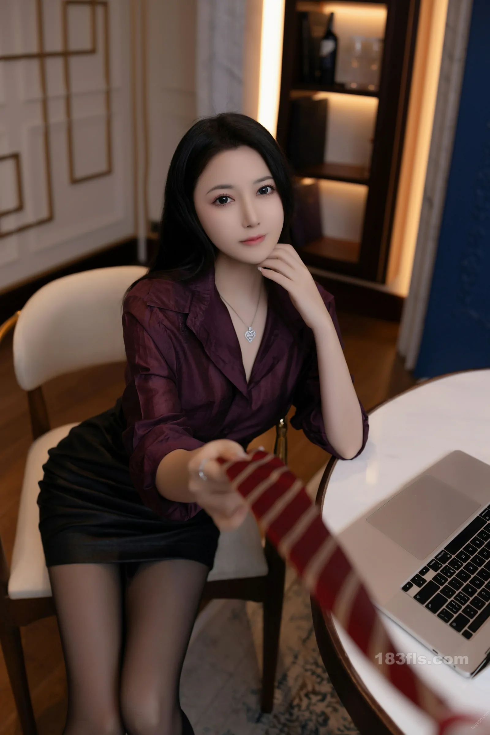 xiuren秀人网福利鱼子酱Fish大尺度私拍写真紫色衬衫-第4张图片-宅男套图吧 xiuren秀人网福利鱼子酱Fish大尺度私拍写真紫色衬衫-第4张图片-宅男套图吧