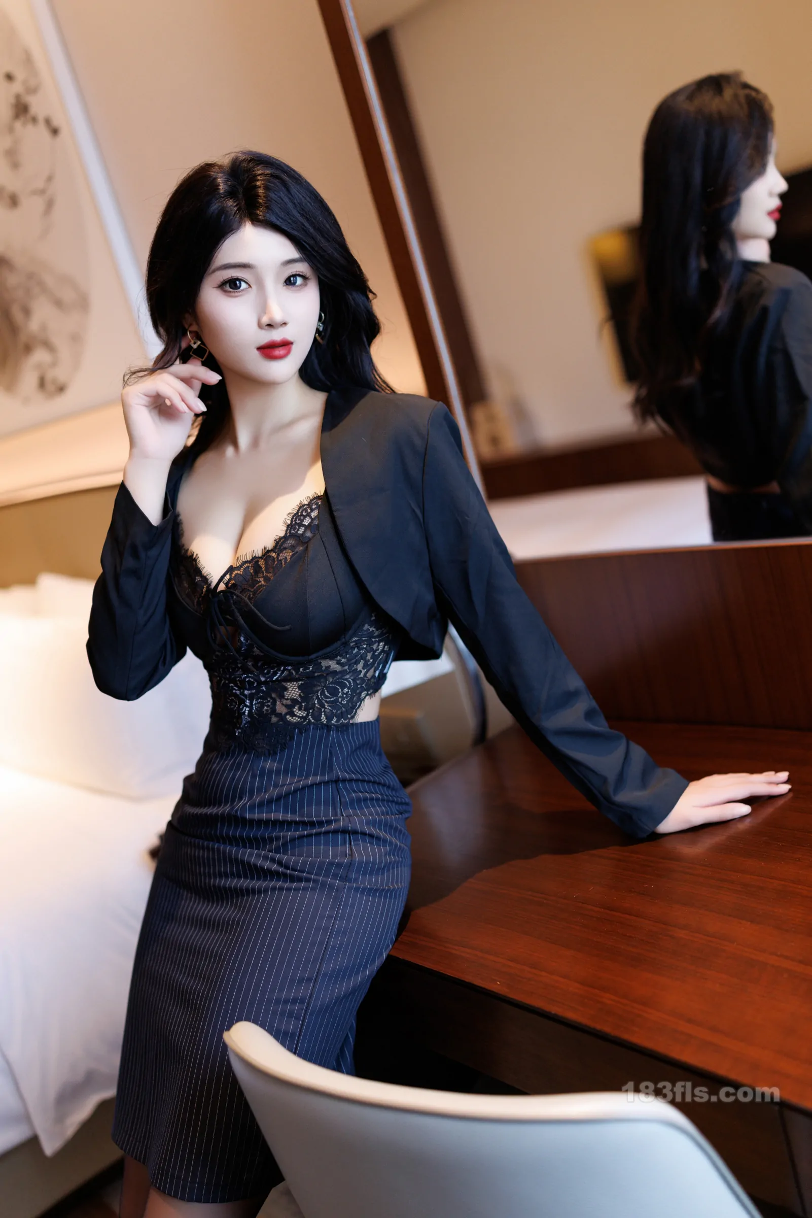 xiuren秀人网福利南乔大尺度私拍写真御姐风-第4张图片-宅男套图吧