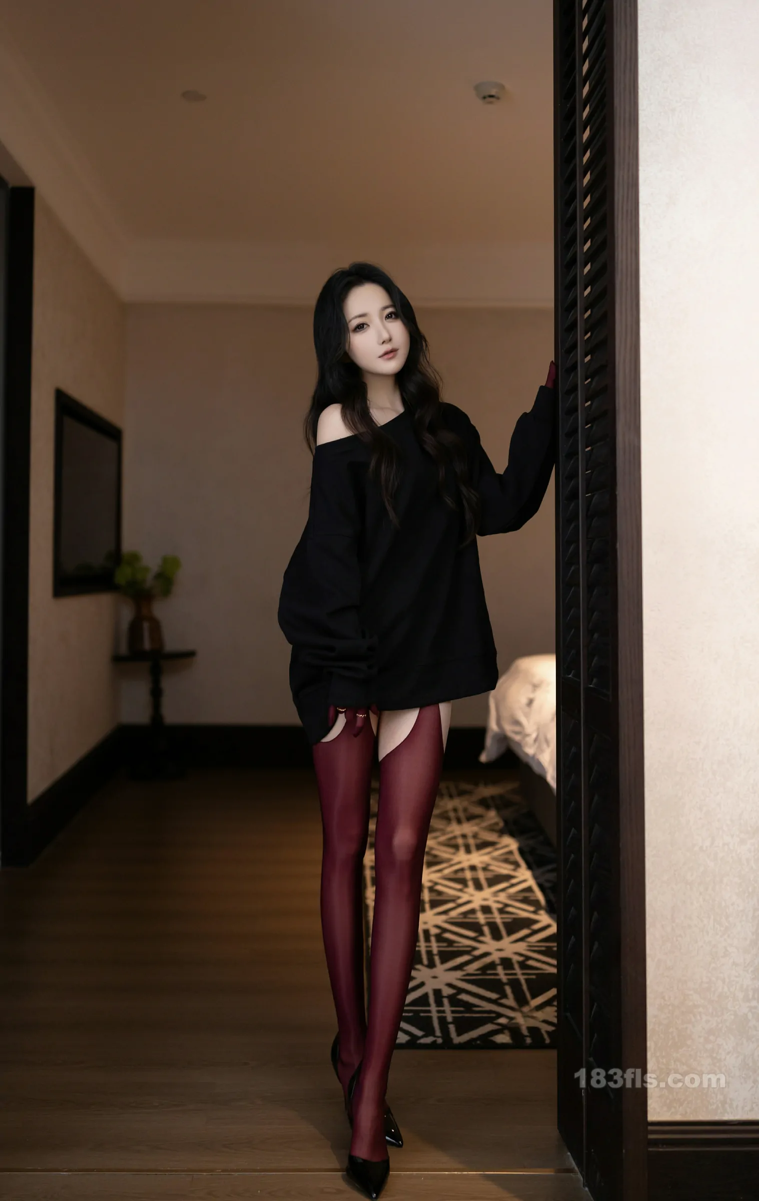 xiuren秀人网福利鱼子酱Fish大尺度私拍写真红与黑-第3张图片-宅男套图吧