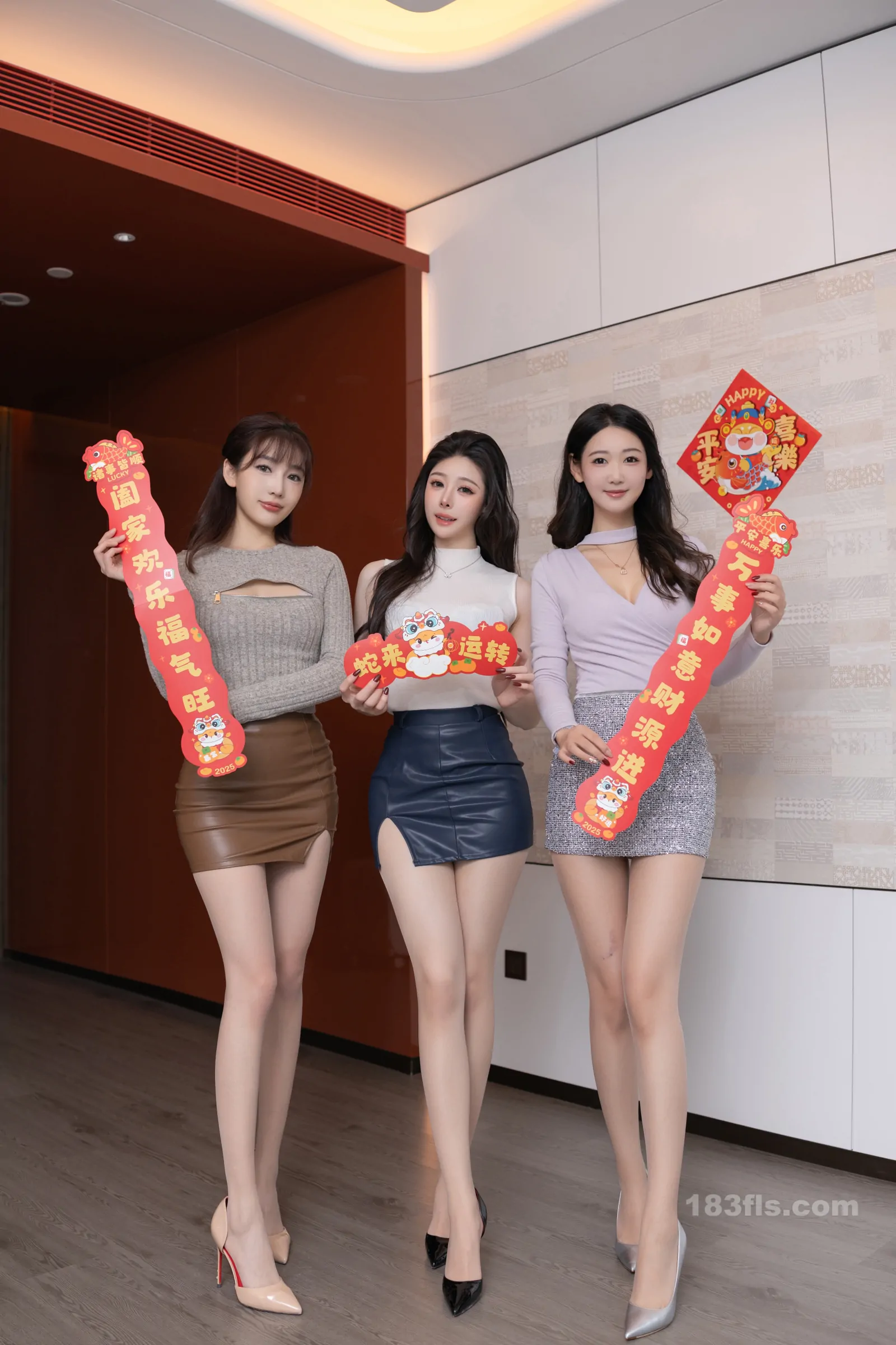 xiuren秀人网福利陆萱萱&唐安琪&是小逗逗大尺度私拍写真三姐妹闹新春-第2张图片-宅男套图吧