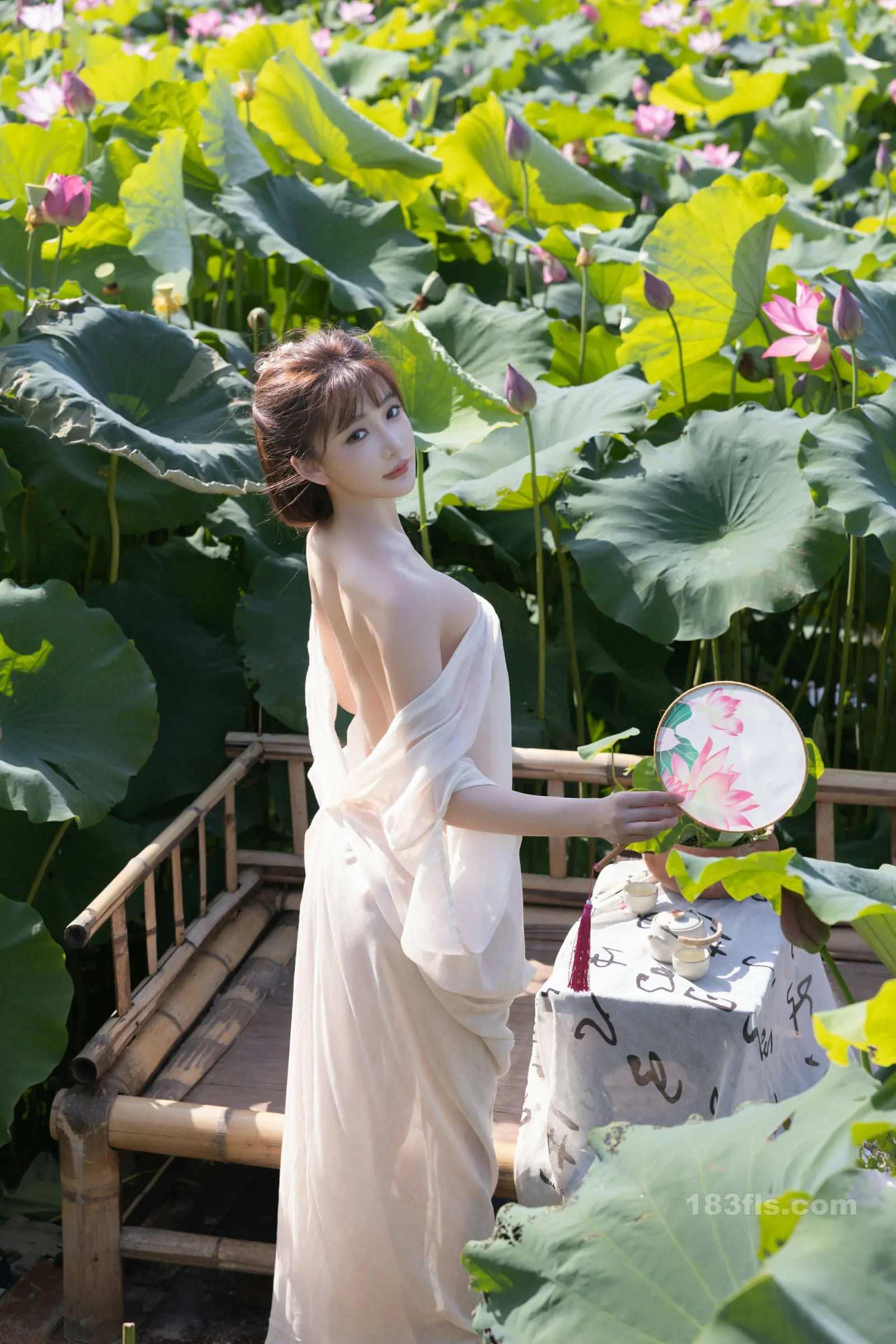 xiuren秀人网福利陆萱萱大尺度私拍写真荷花