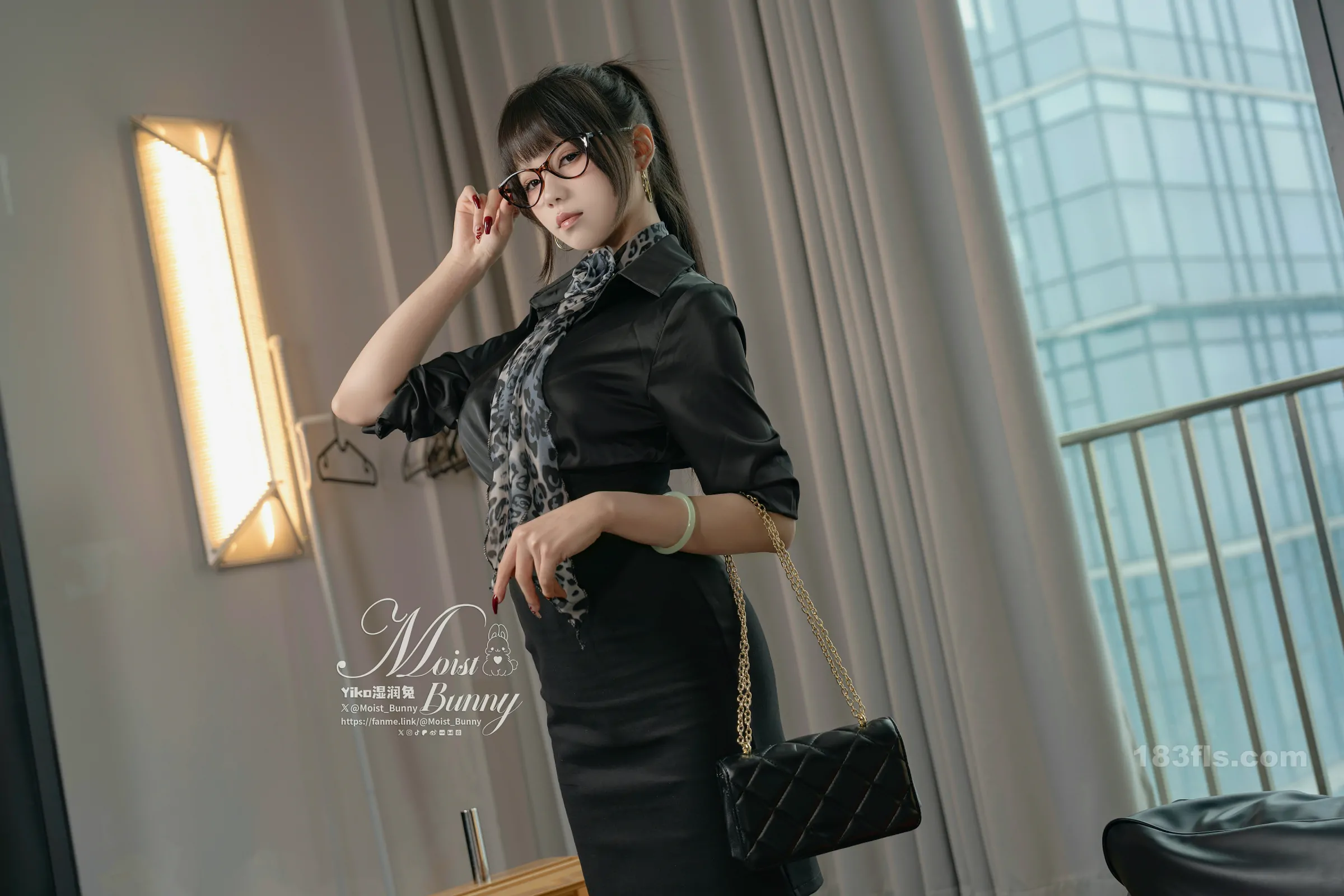 咬一口兔娘 作品『总裁攻略』-第2张图片-宅男套图吧