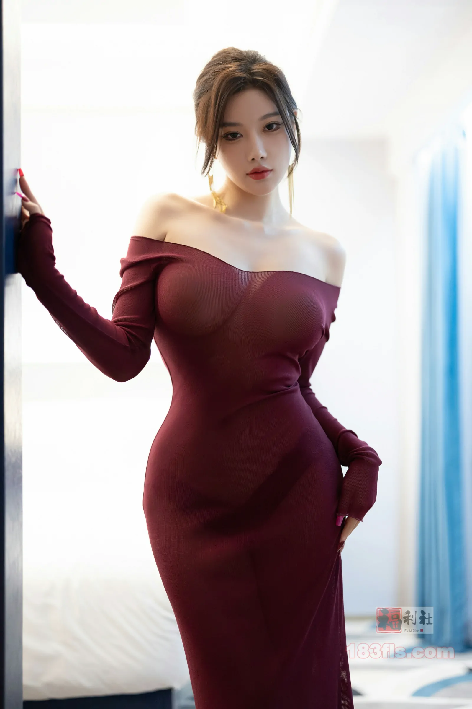 xiuren秀人网福利杨晨晨Yome大尺度内购红色连衣短裙