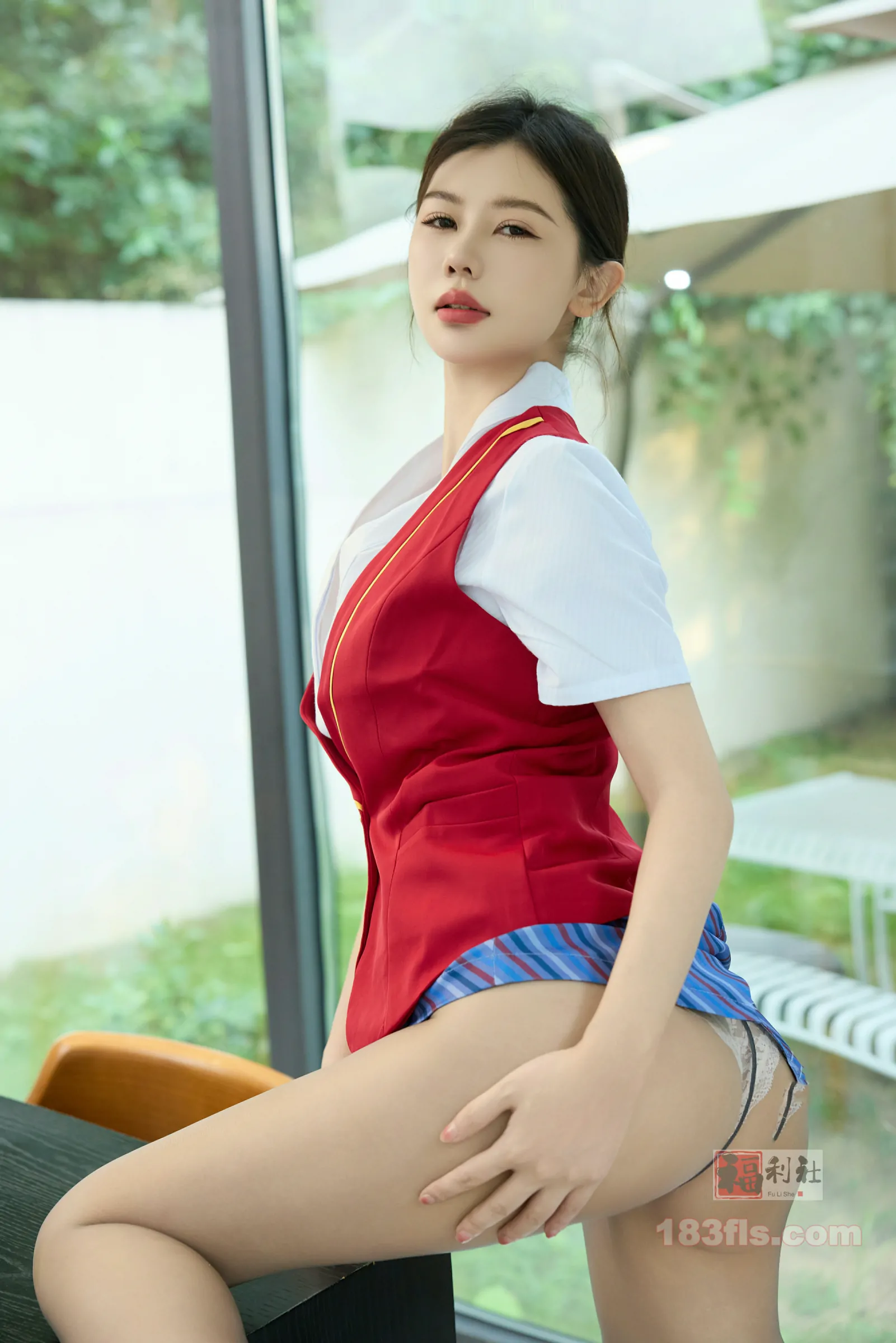 xiuren秀人网福利尹甜甜sunny蛋蛋宝大尺度内购红色乘务员-第6张图片-宅男套图吧