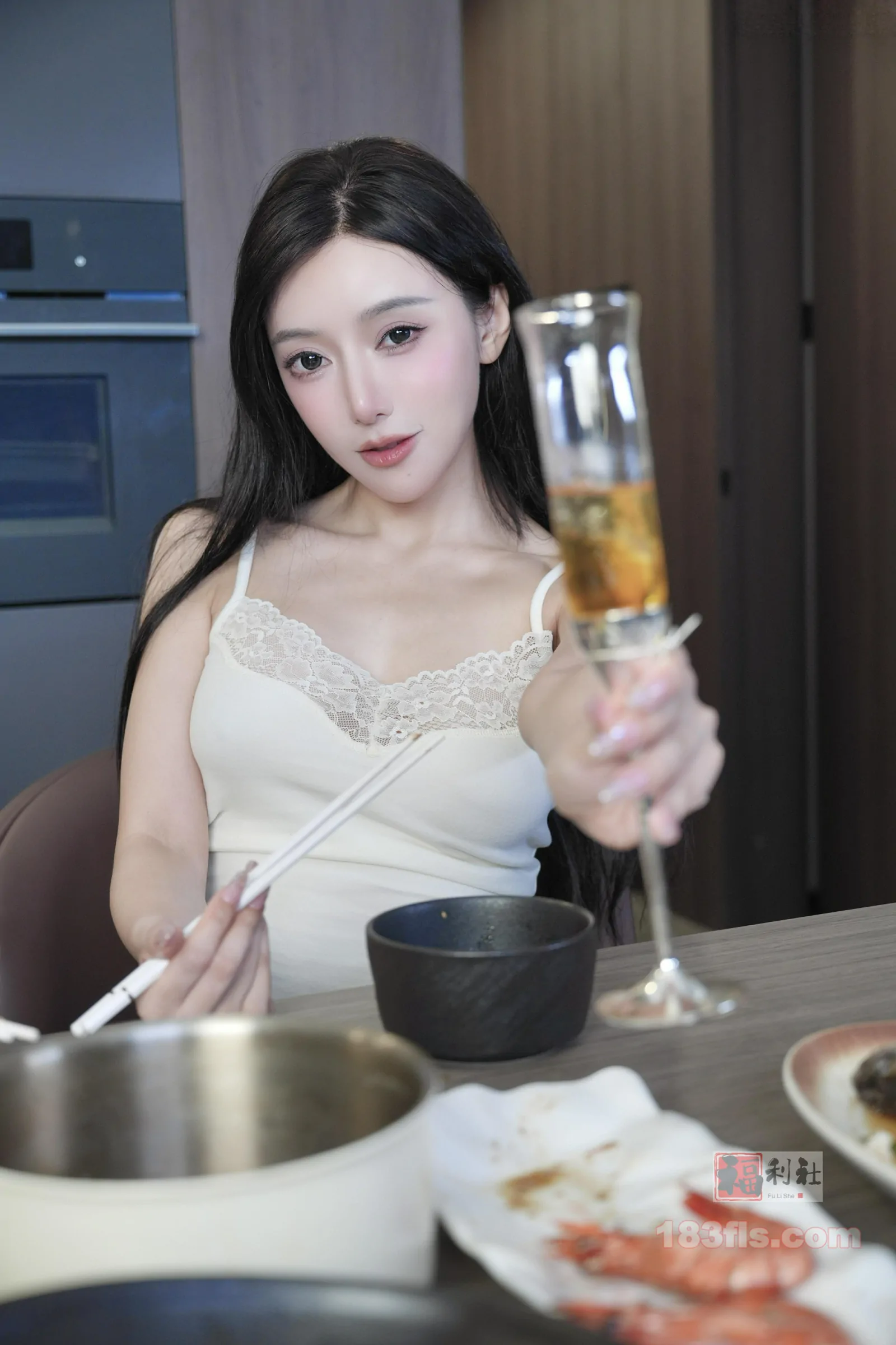 xiuren秀人网福利王馨瑶Yanni大尺度内购小厨娘